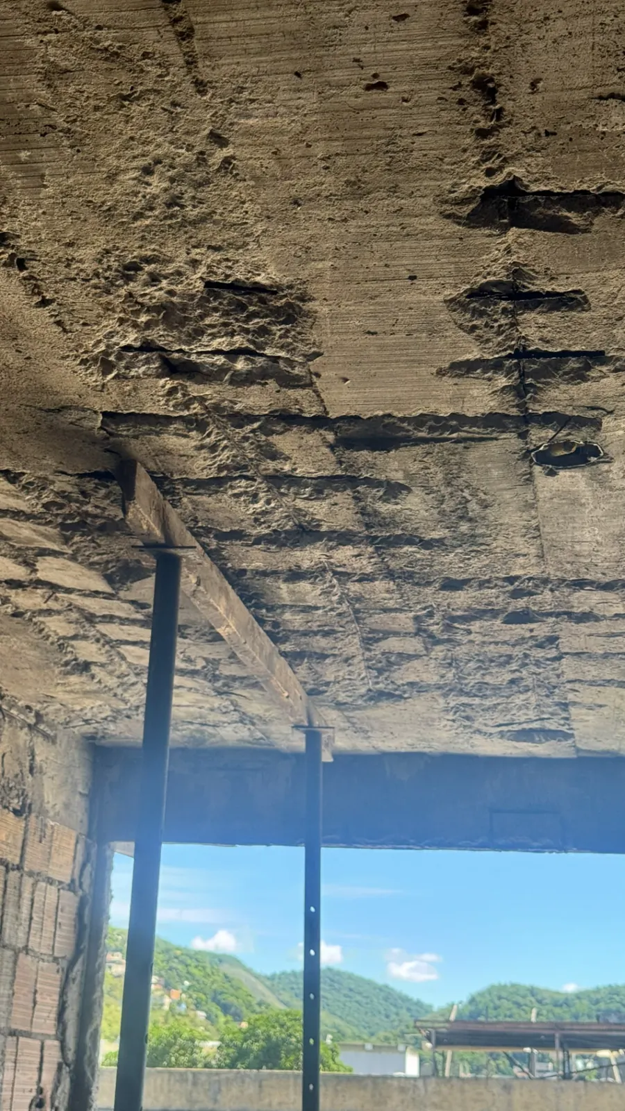 Armaduras expostas em elemento estrutural