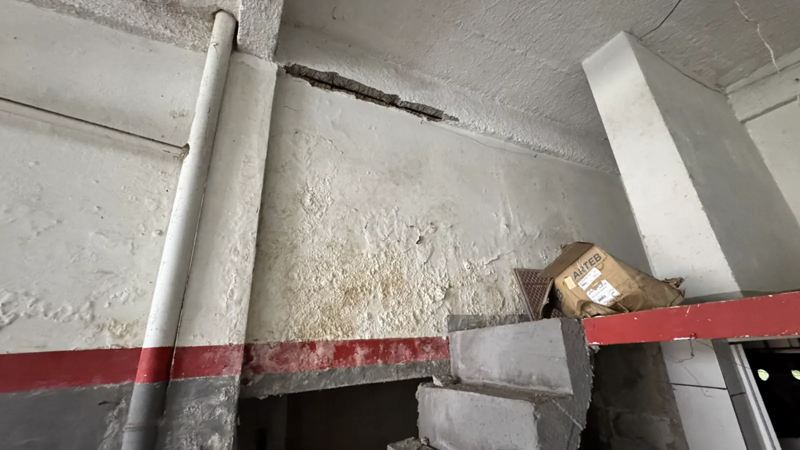 Deterioração em vigas e laje do edifício da década de 1970